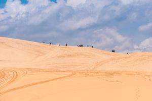 dunas de arena amarilla en mui ne es un popular destino turístico de vietnam foto