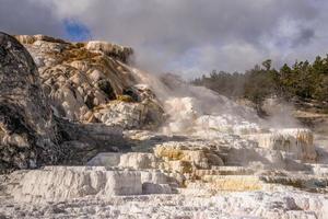 mamut aguas termales en el parque nacional de yellowstone foto