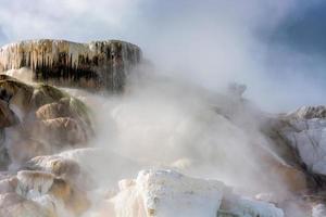 paisaje de gigantescas aguas termales en el parque nacional de yellowstone foto