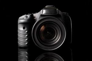 cámara digital sobre fondo negro. foto