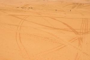 dunas de arena amarilla en mui ne es un popular destino turístico de vietnam foto