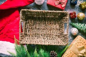 cesta vacía con decoración navideña sobre fondo gris grunge. foto