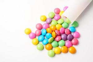 caramelos de colores sobre un fondo blanco. foto