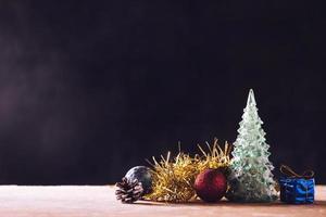 adornos navideños en la mesa de madera, fondo negro, espacio libre para texto