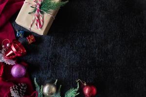 vista superior de adornos navideños sobre fondo negro. espacio libre para texto foto