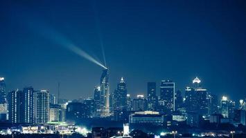 vista de la zona de negocios de bangkok por la noche, bangkok es la capital de tailandia y es un popular destino turístico. foto