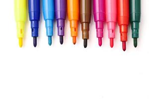 bolígrafos mágicos de colores sobre un fondo blanco. espacio libre para texto foto