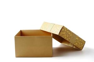caja de regalo dorada abierta sobre un fondo blanco. foto