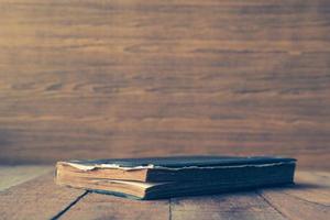 viejo libro de tapa dura sobre mesa de madera. espacio libre para texto foto