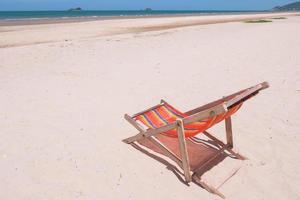 silla de lona roja en la playa. foto