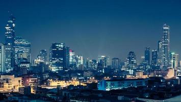 vista de la zona de negocios de bangkok por la noche, bangkok es la capital de tailandia y es un popular destino turístico. foto