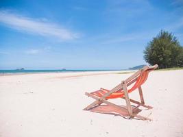 silla de lona roja en la playa. foto