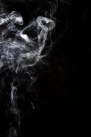 monstruo borroso en forma de humo, fondo negro foto