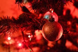 árbol y adornos navideños. árbol de Navidad decorado con fondo borroso, brillante y de hadas. enfoque selectivo foto