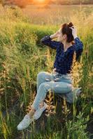 retrato, de, un, hermoso, mujer joven, en, pradera foto