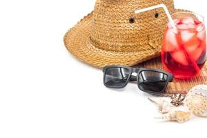 sombrero con gafas de sol, cóctel rojo y conchas marinas sobre fondo blanco, concepto de vacaciones de verano, espacio libre para texto foto