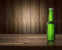 botella de cerveza sobre un fondo de madera foto