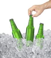 hombre que sostiene una botella de cerveza fría en un cubo de hielo con una botella de cerveza fría foto