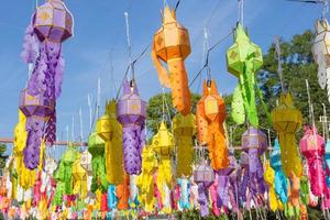 linterna de papel de colores en la provincia de nan, tailandia. foto