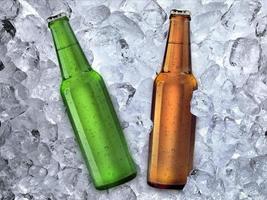 botella de cerveza sobre fondo de cubitos de hielo foto