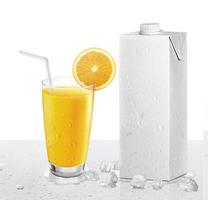 jugo de naranja fresco con frutas y cajas de paquetes con gotas de agua foto