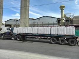 bolsa jumbo de la pila de existencias de urea de fertilizante químico en un almacén a la espera del envío. foto