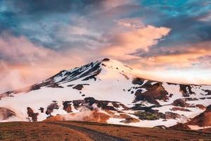 paisaje de la cordillera de kerlingarfjoll con un colorido cielo de puesta de sol en un área geotérmica ubicada en las tierras altas centrales de Islandia en verano en islandia foto