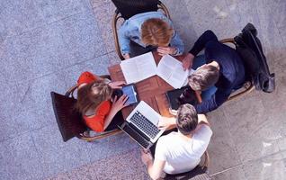 grupo de estudiantes trabajando juntos en un proyecto escolar foto