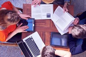 grupo de estudiantes trabajando juntos en un proyecto escolar foto