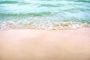 la ola de luz y el hermoso mar verde con espacio para textos en el fondo de la playa... foto