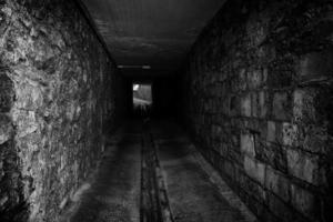 túnel oscuro y aterrador
