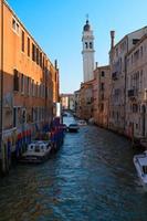 barcos navegando en los canales de venecia foto