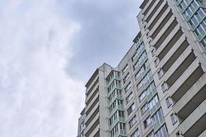 vista del edificio moderno en un paisaje de la ciudad foto