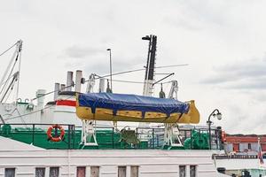 cierre el bote salvavidas en el buque de carga en el puerto foto