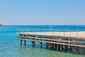 hermosa vista del mar mediterráneo desde el muelle foto