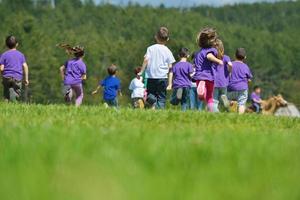 grupo de niños felices divertirse en la naturaleza foto