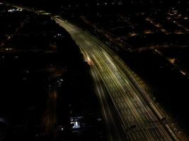 vista aérea nocturna de las autopistas británicas con carreteras iluminadas y tráfico foto