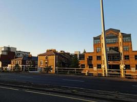 vista aérea del centro de la ciudad en un caluroso día de verano, luton es una ciudad y un municipio con estatus de autoridad unitaria, en el condado ceremonial de bedfordshire foto