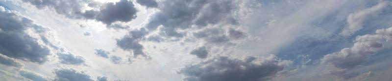 Nubes y cielo dramáticos en Dunstable Downs de Inglaterra foto