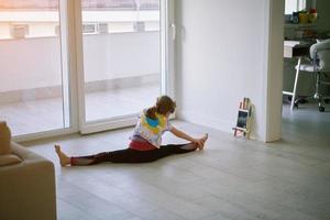 clase de ballet de educación en línea para niñas en casa foto