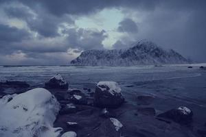 costa noruega en invierno con nieve mal tiempo nublado foto