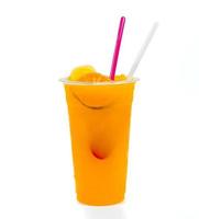 hielo granizado con naranja en un vaso de plástico de fondo blanco. foto