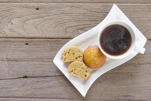 pastel de plátano con taza de café foto