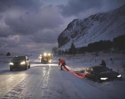 coche siendo remolcado después de un accidente en una tormenta de nieve foto