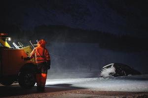 coche siendo remolcado después de un accidente en una tormenta de nieve foto