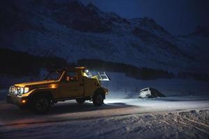 coche siendo remolcado después de un accidente en una tormenta de nieve foto