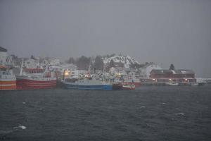 cabañas y barcos tradicionales de pescadores noruegos foto