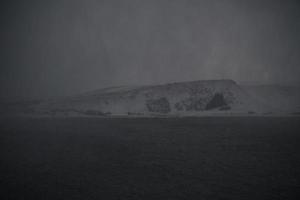 costa noruega en invierno con nieve mal tiempo nublado foto