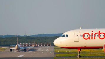 Flugzeug rollt zum Start video