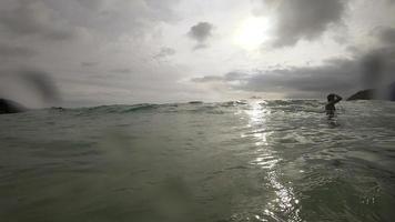 ondas altas na praia de nai harn, tailândia video